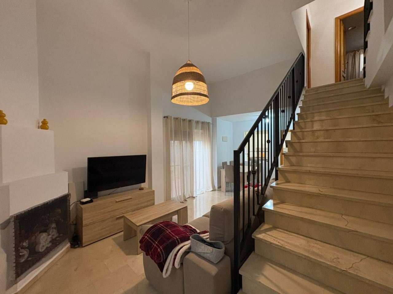 Sala d'estar de Casa adosada en venda en El Campello amb Jardí privat, Terrassa i Piscina comunitària