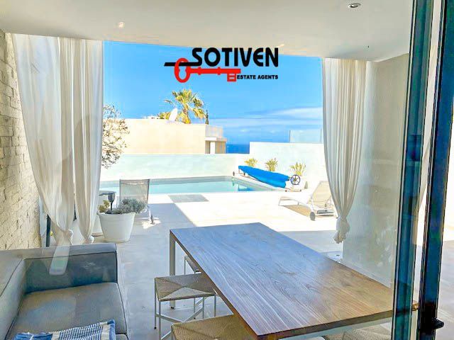 Vista exterior de Casa adosada en venda en Adeje amb Terrassa