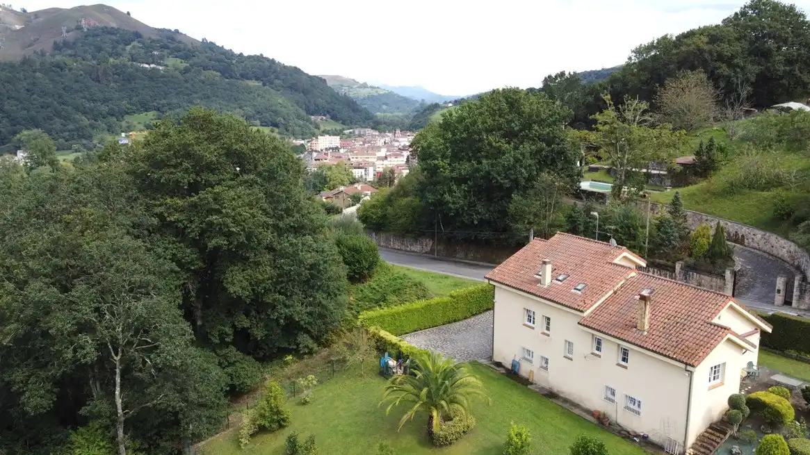 Vista exterior de Casa o chalet en venta en Parres con Piscina y Amueblado