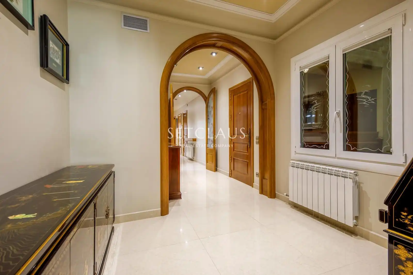 Flat for sale in Barcelona  with Air Conditioner and Alarm