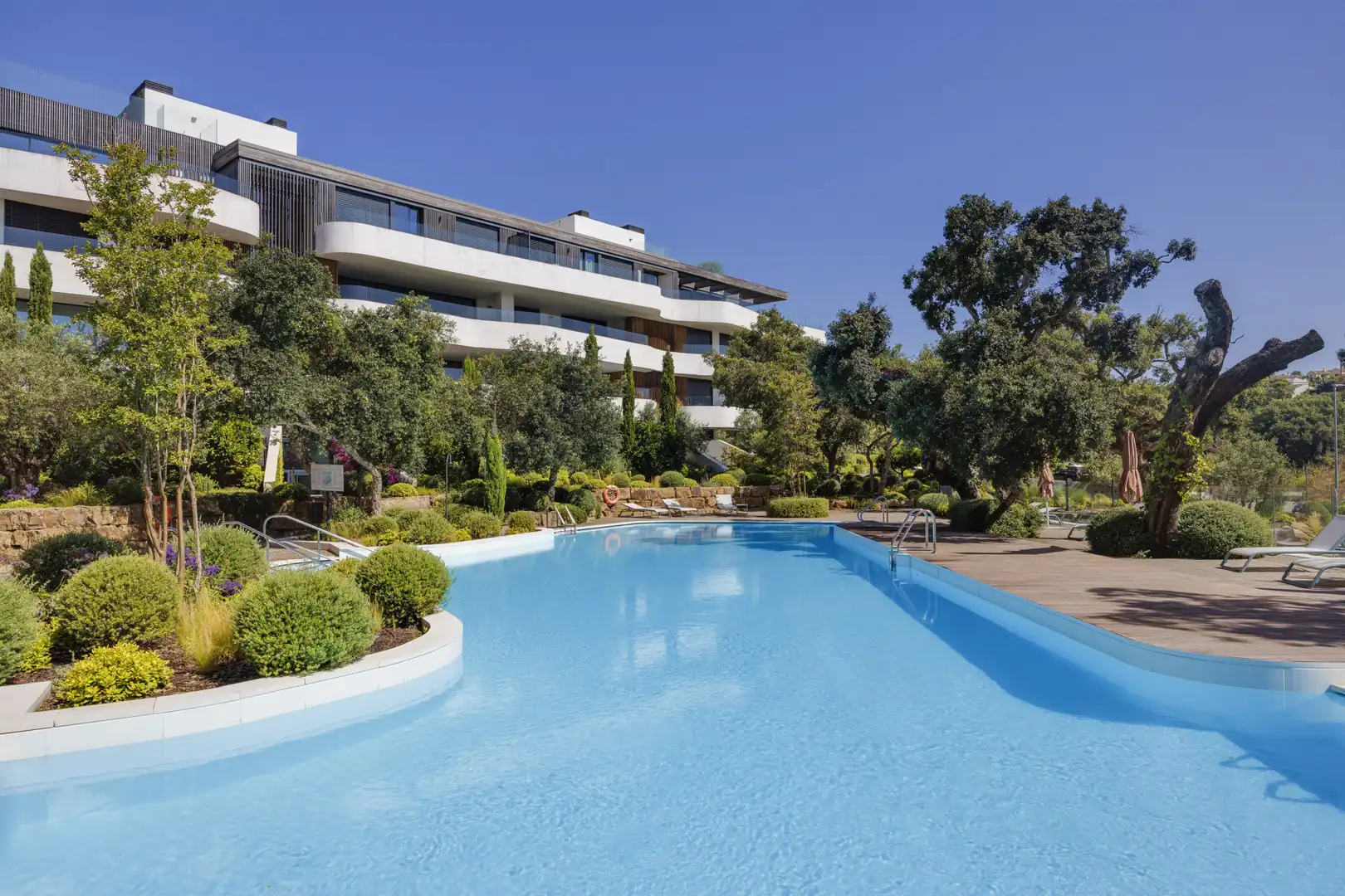 Schwimmbecken von Wohnungen zum Verkauf in Sotogrande mit Klimaanlage, Terrasse und Abstellraum