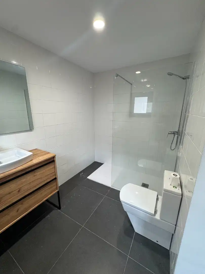Badezimmer von Wohnung zur Miete in Oviedo  mit Ofen und Balkon