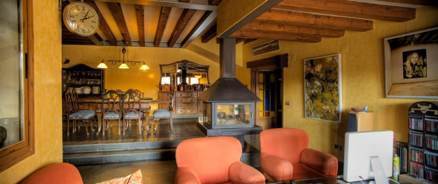 Sala d'estar de Finca rústica en venda en Santo Domingo de Pirón amb Calefacció, Jardí privat i Traster