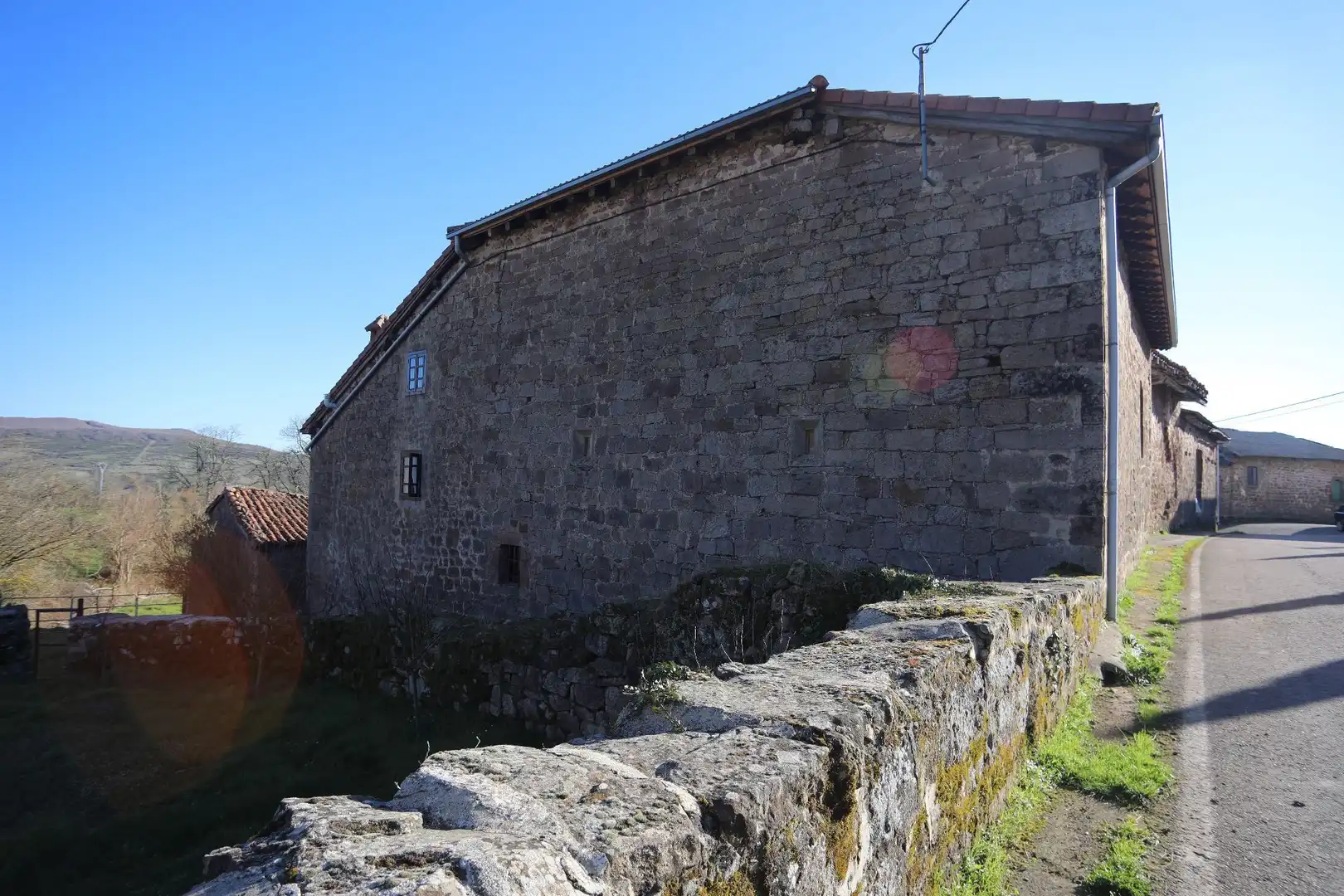 Außenansicht von Country house zum Verkauf in Valdeprado del Río mit Privatgarten