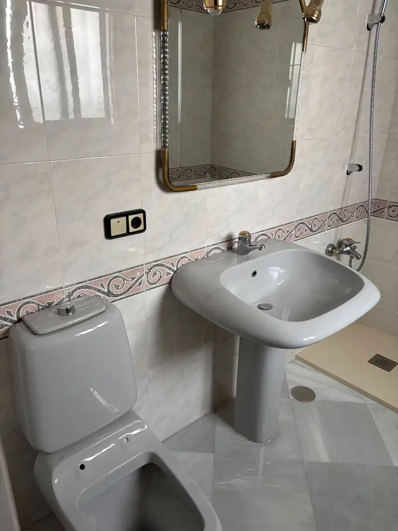 Bany de Pis en venda en Coria del Río amb Aire condicionat, Terrassa i Balcó