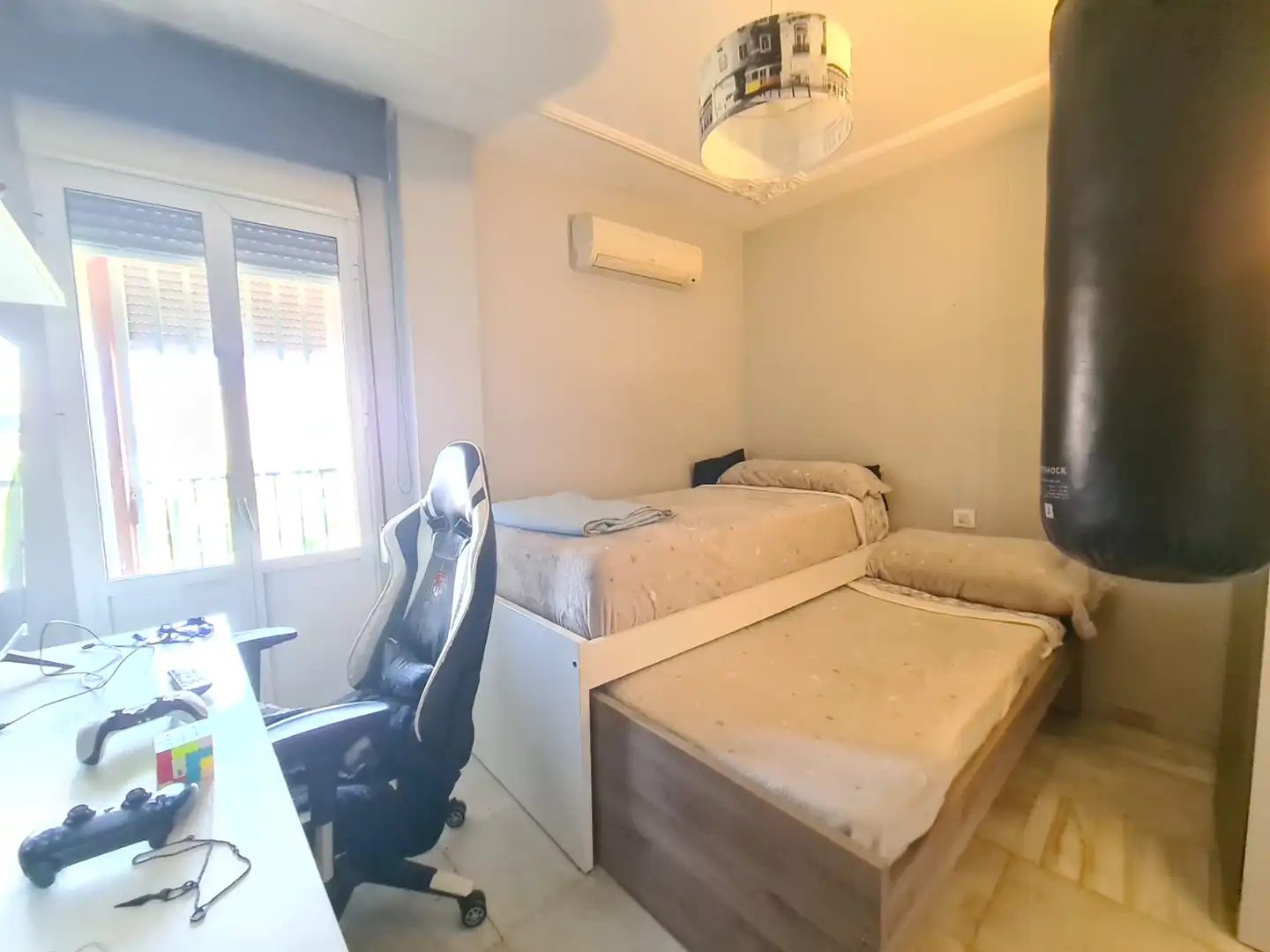 Bedroom of Flat for sale in Sevilla  with Air Conditioner, Terrace and Balcony