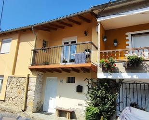 Vista exterior de Casa o xalet en venda en Torrelavega  amb Terrassa i Balcó