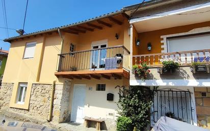 Vista exterior de Casa o xalet en venda en Torrelavega  amb Terrassa i Balcó