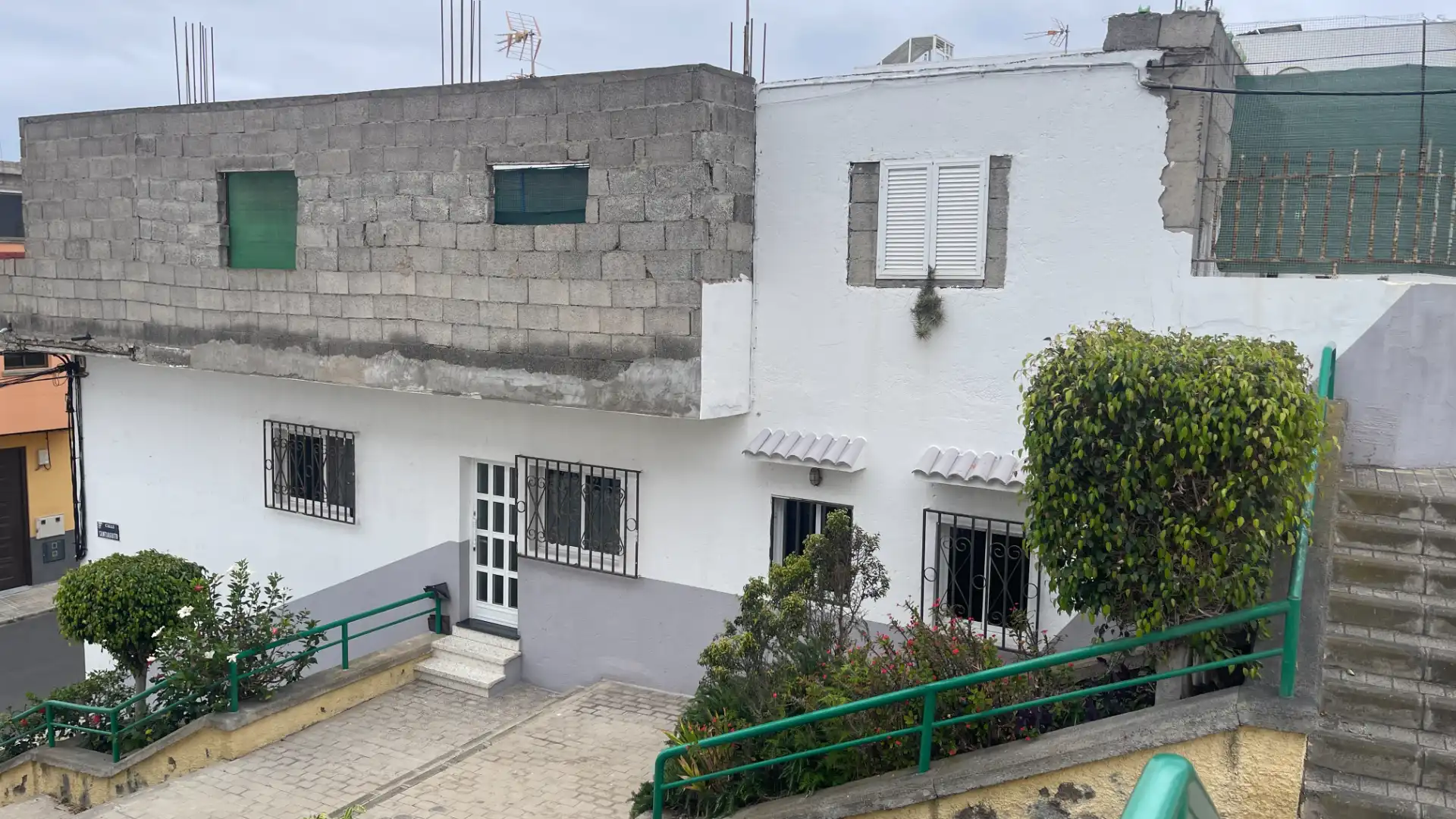 Vista exterior de Casa adosada en venda en Las Palmas de Gran Canaria amb Terrassa, Traster i Balcó