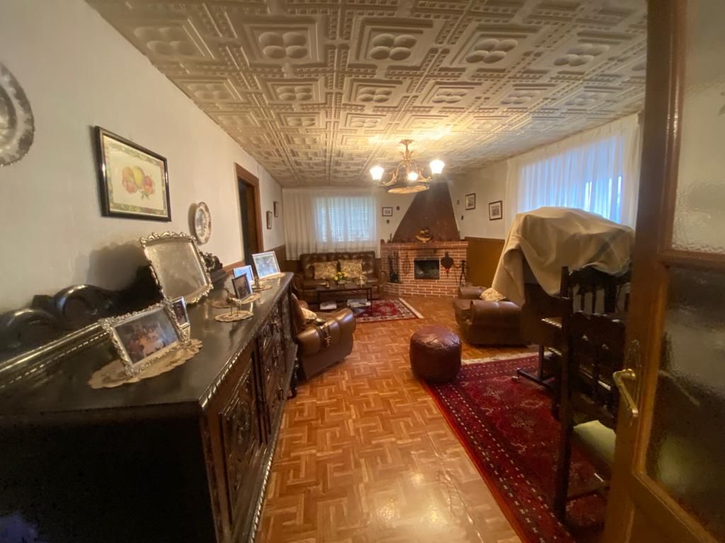 Sala d'estar de Casa o xalet en venda en Valle de Losa amb Calefacció i Moblat