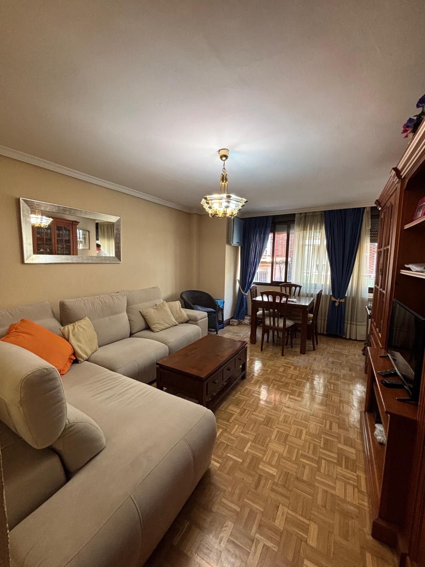Sala d'estar de Pis de lloguer en  Madrid Capital amb Calefacció, Parquet i Balcó