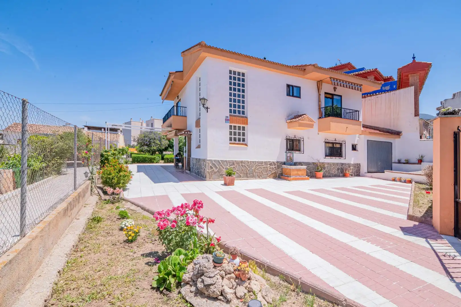 Vista exterior de Casa o xalet en venda en Cájar amb Calefacció, Jardí privat i Piscina