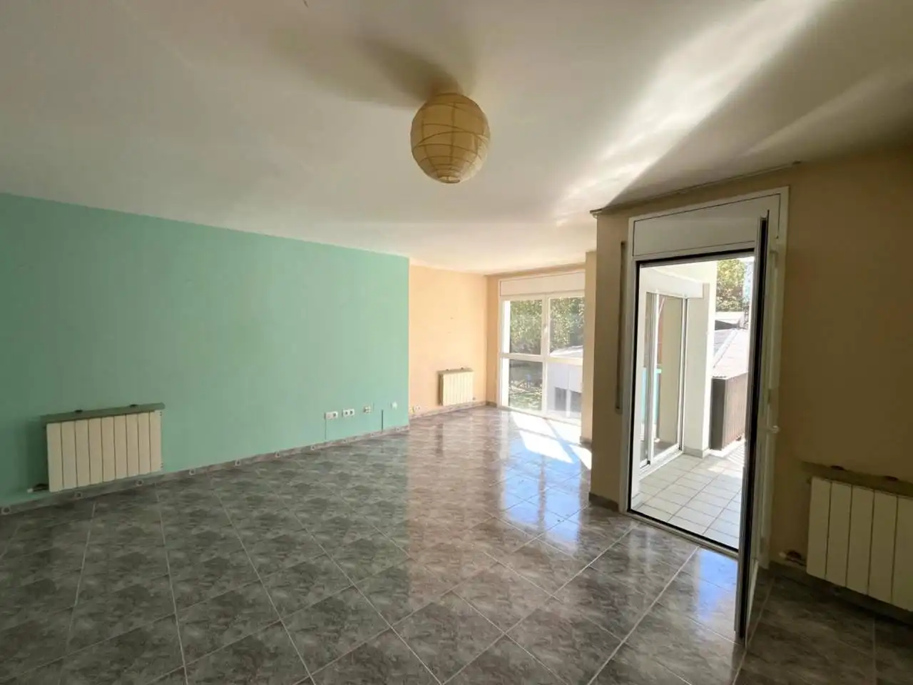 Wohnzimmer von Wohnung zum Verkauf in Girona Capital mit Klimaanlage, Heizung und Terrasse