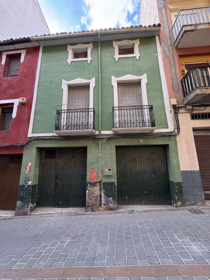 Vista exterior de Casa adosada en venda en Villena amb Terrassa i Traster