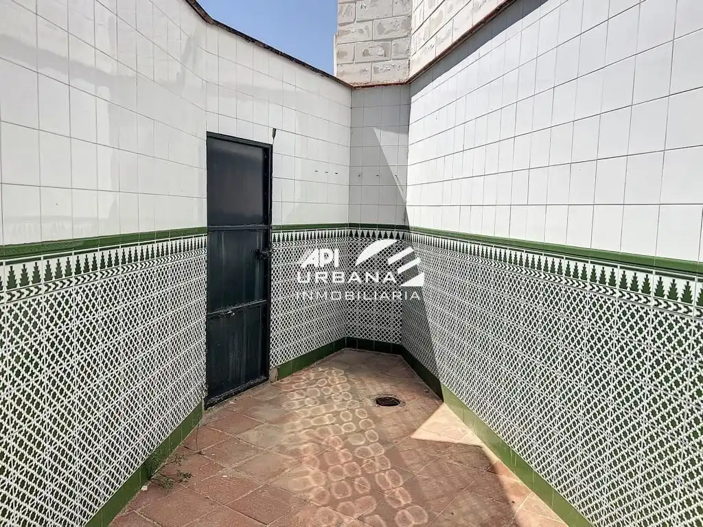 Vista exterior de Casa o xalet en venda en Puente Genil amb Terrassa i Balcó