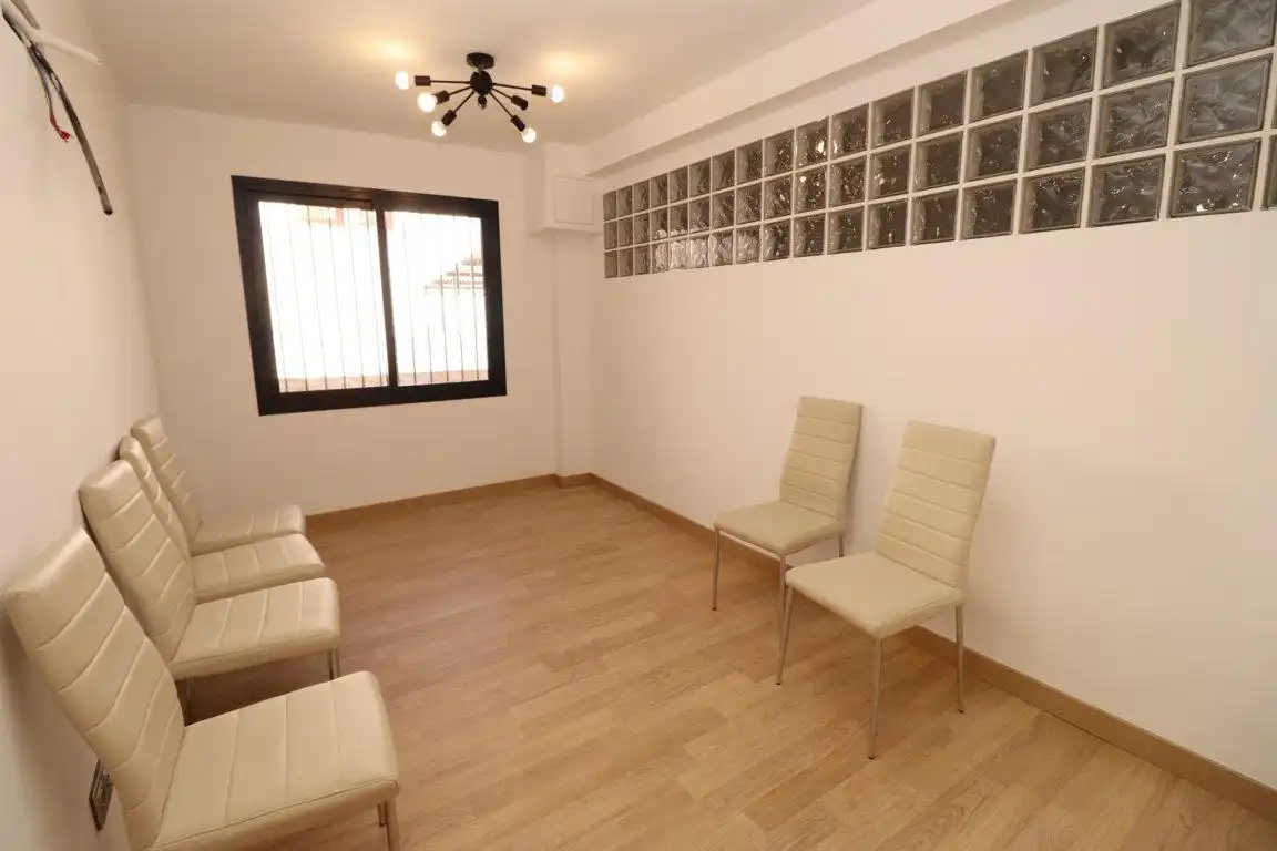 Office for rent in Alhaurín El Grande  with Air Conditioner and Furnished