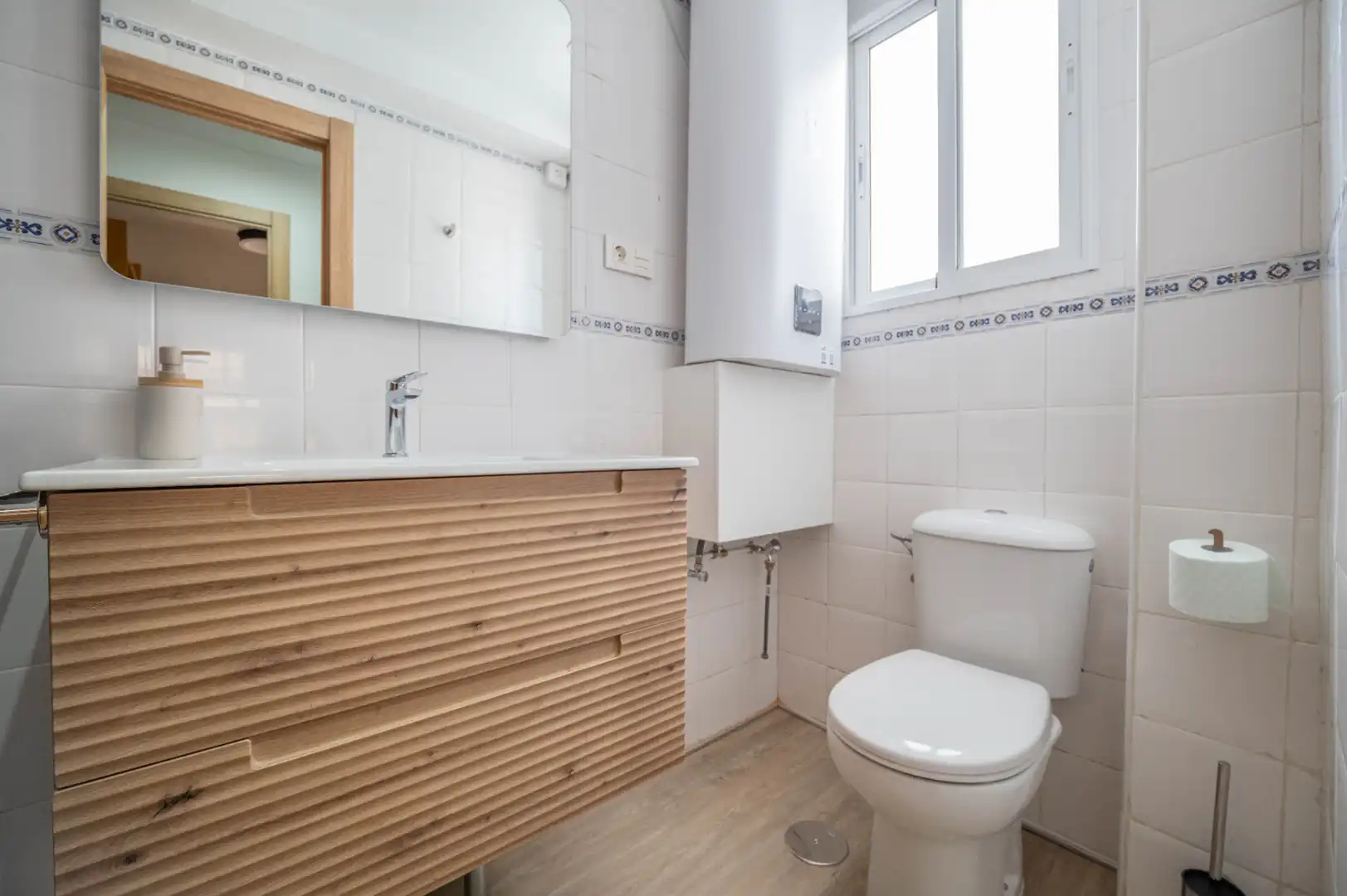 Bathroom of Flat for rent in Granada  with Air Conditioner, Heating and Furnished