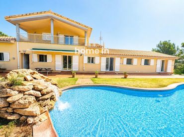Detached house with pool for sale in Passeig de la Capela