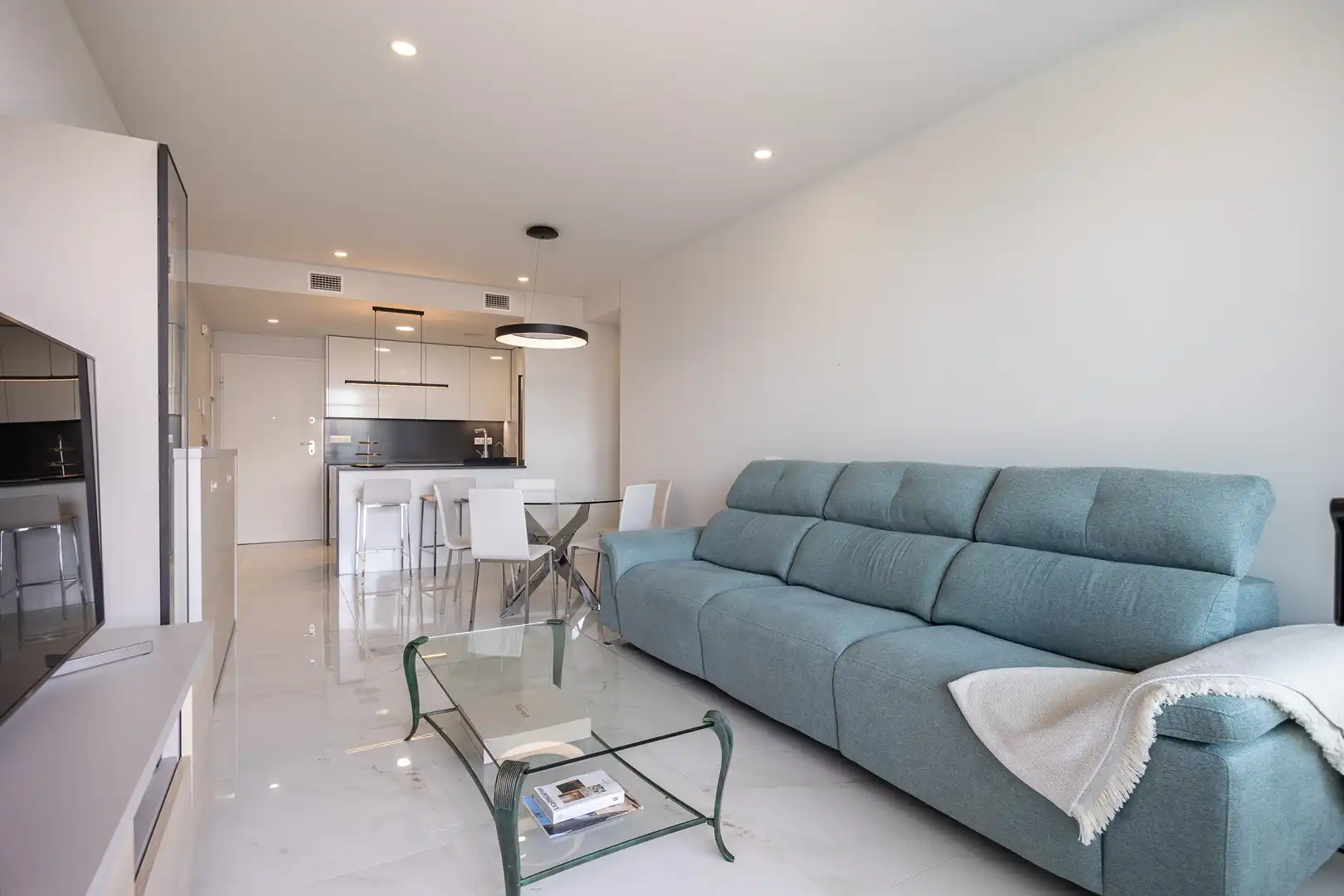 Sala de estar de Apartamento en venta en Benidorm con Trastero, Piscina y Amueblado