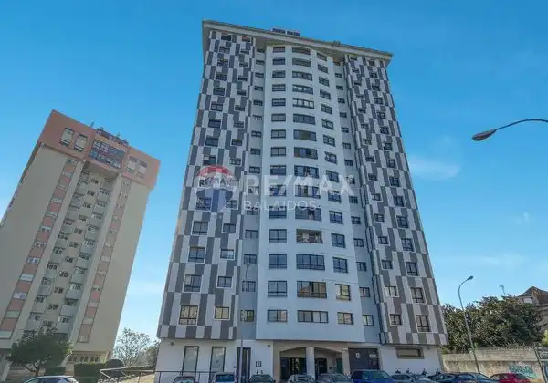Vista exterior de Local en venda en Vigo  amb Aire condicionat i Calefacció