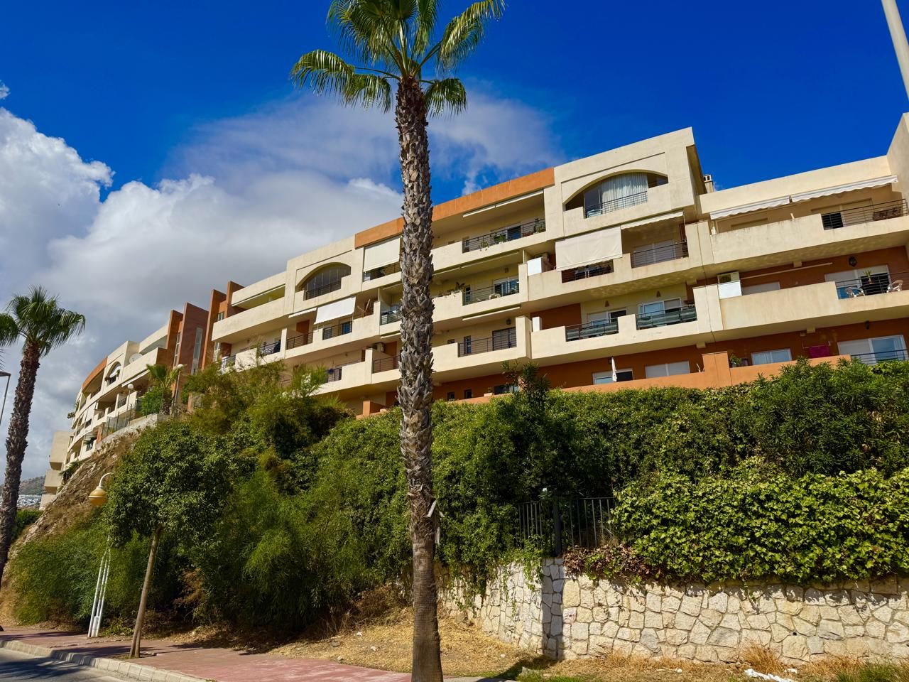 Vista exterior de Pis en venda en Benalmádena amb Terrassa i Moblat