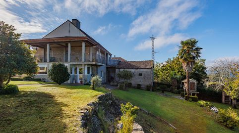 Casa de piedra lista para entrar a vivir con gran finca, garaje y bodega en Amoeiro