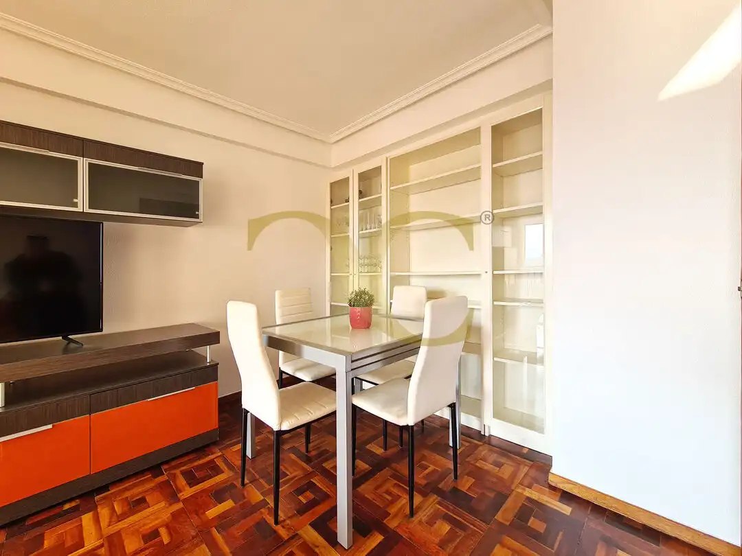 Comedor de Piso en venta en Oviedo  con Calefacción, Trastero y Amueblado