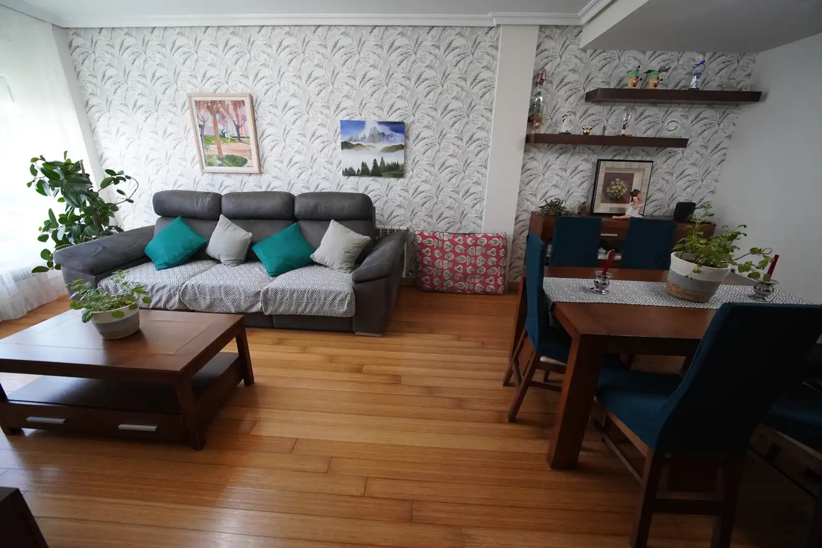 Sala d'estar de Casa adosada en venda en Corvera de Asturias amb Calefacció, Jardí privat i Parquet