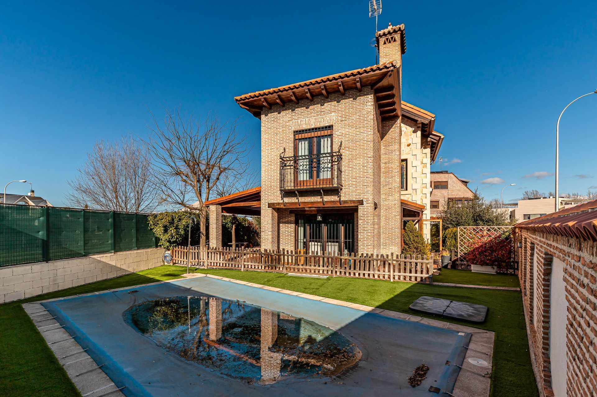 Vista exterior de Casa o xalet en venda en  Madrid Capital amb Aire condicionat, Jardí privat i Piscina