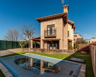 Vista exterior de Casa o xalet en venda en  Madrid Capital amb Aire condicionat, Jardí privat i Piscina