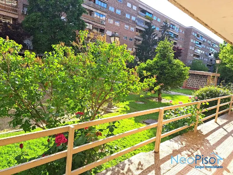 Jardí de Pis en venda en Alcorcón amb Jardí privat, Terrassa i Piscina