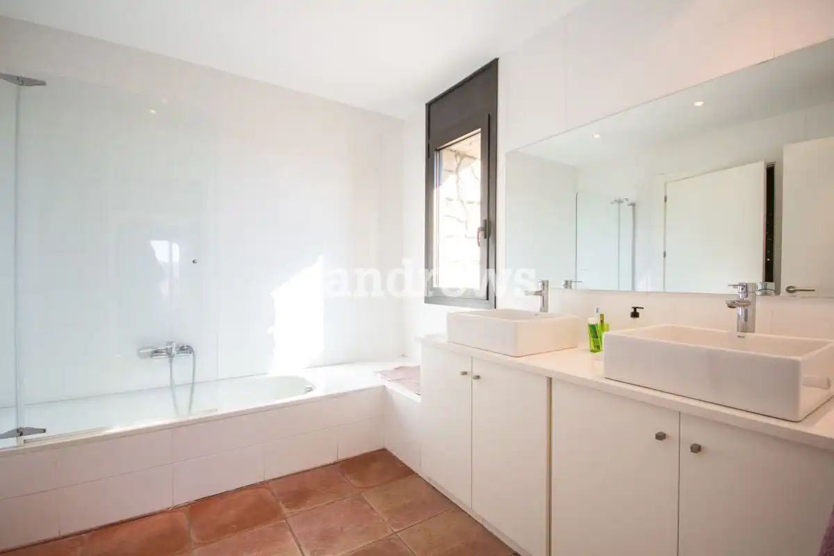 Badezimmer von Country house zum Verkauf in Darnius mit Klimaanlage, Heizung und Privatgarten