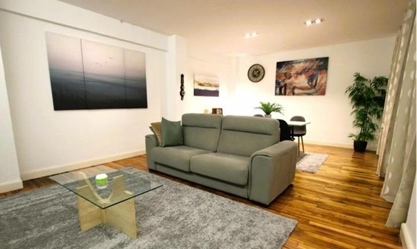 Sala d'estar de Pis de lloguer en  Pamplona / Iruña amb Aire condicionat, Jardí privat i Parquet