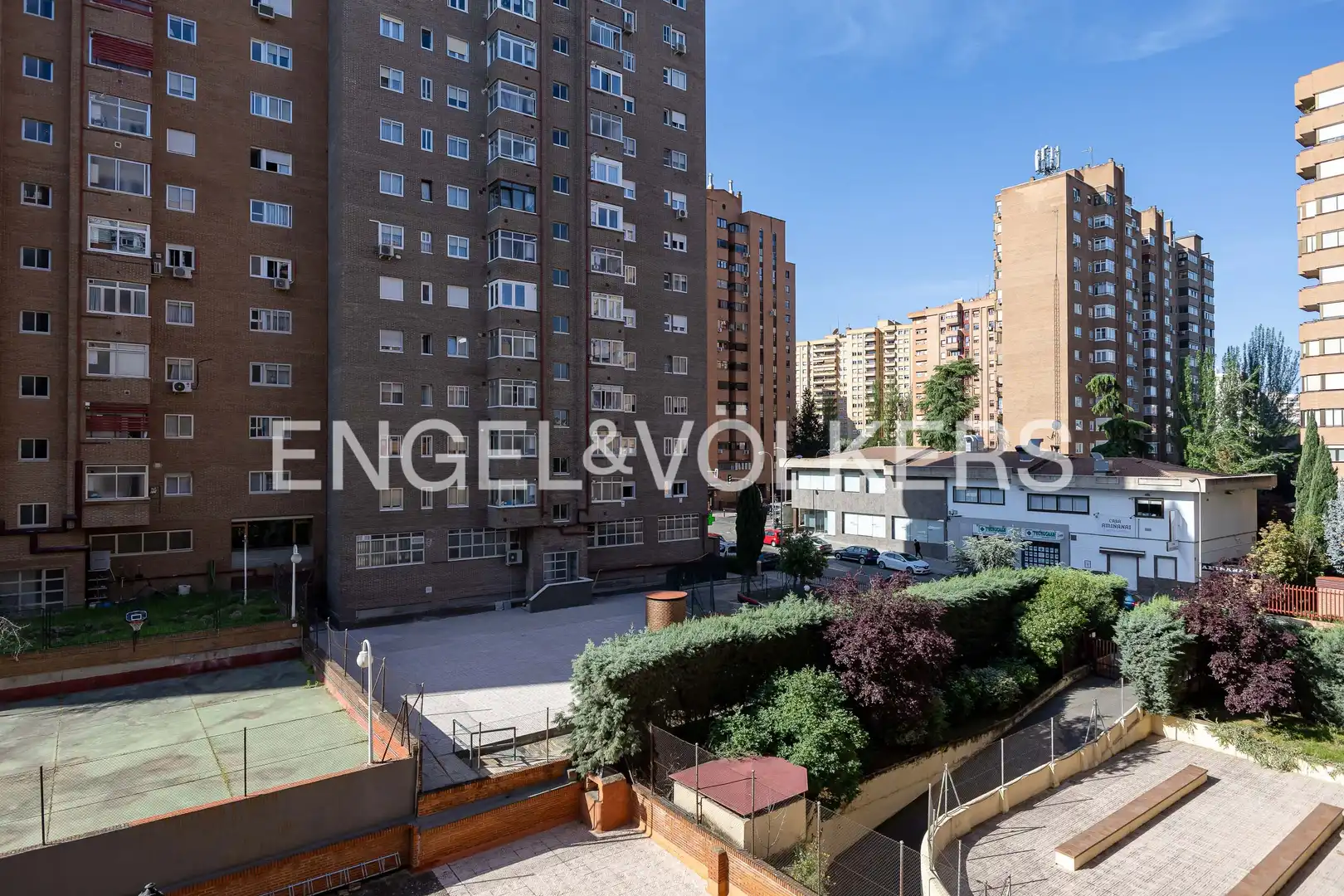 Vista exterior de Pis en venda en Madrid amb Calefacció i Terrassa