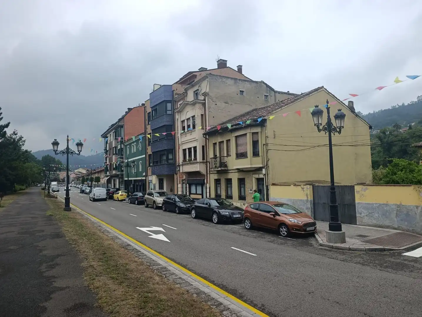 Vista exterior de Edifici en venda en Oviedo 