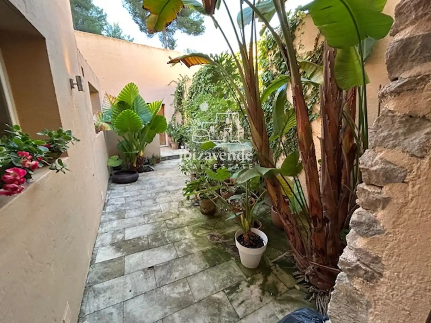 Garten von Einfamilien-Reihenhaus zur Miete in Santa Eulària des Riu mit Klimaanlage, Heizung und Parkett