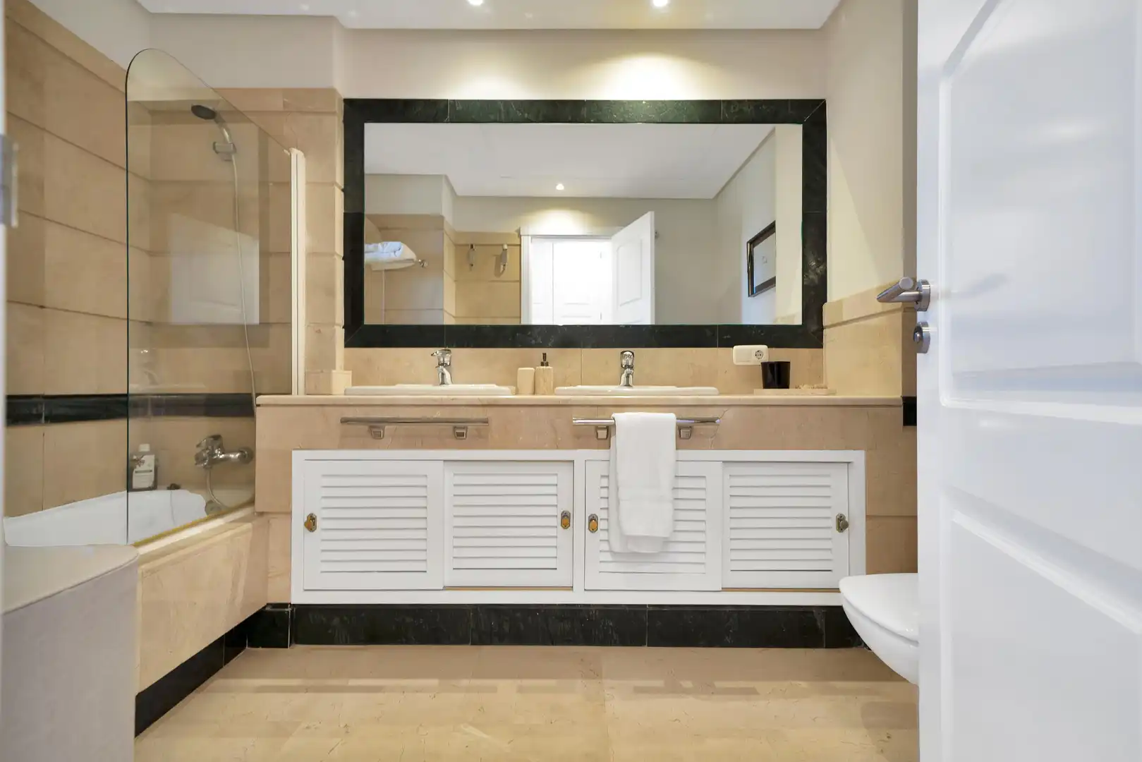 Bany de Apartament en venda en Marbella amb Aire condicionat, Calefacció i Jardí privat
