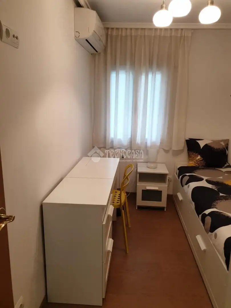 Dormitori de Pis de lloguer en Madrid amb Aire condicionat, Terrassa i Domòtica