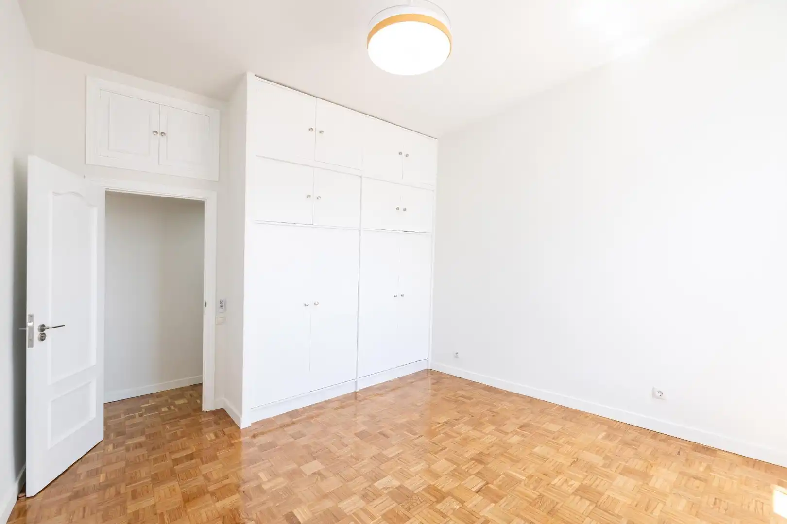Schlafzimmer von Dachboden zur Miete in Madrid mit Klimaanlage, Heizung und Parkett