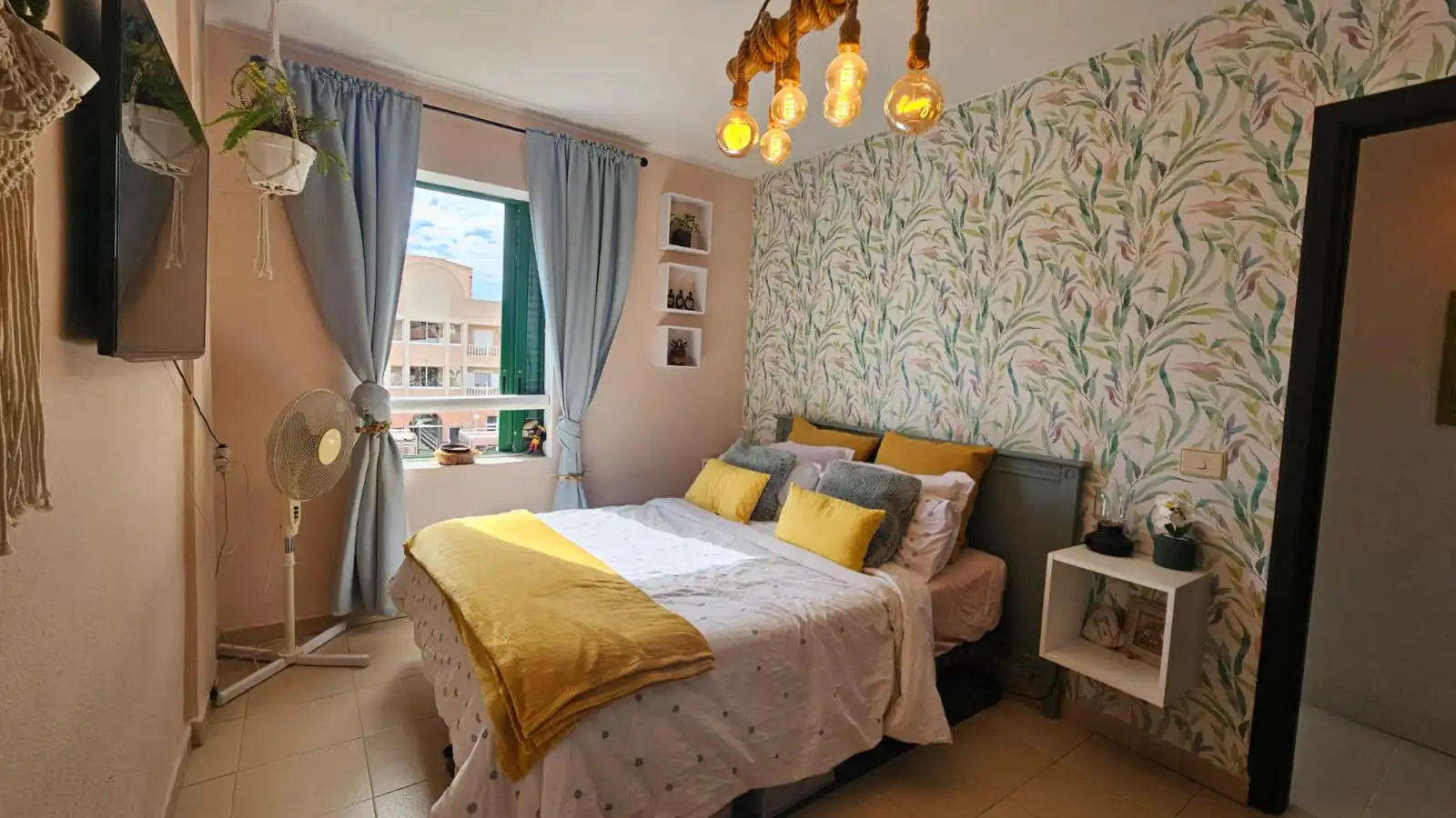 Schlafzimmer von Maisonette zum Verkauf in Arona mit Parkett, Möbliert und Ofen