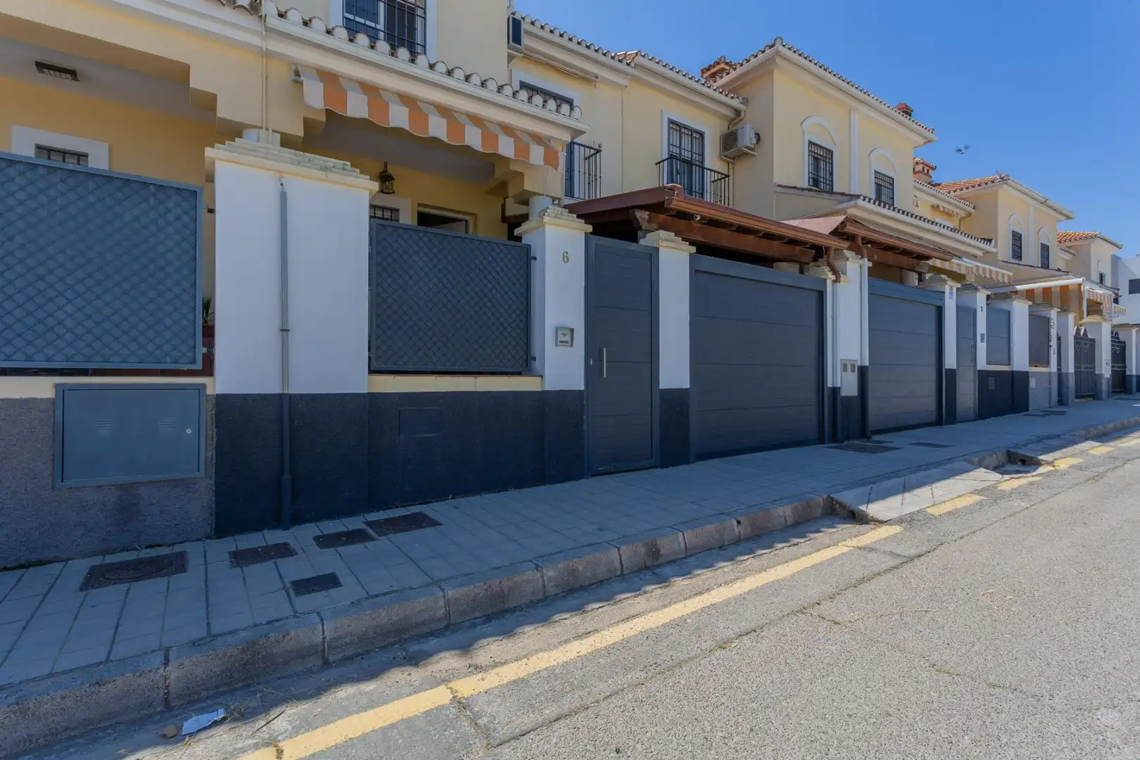 Vista exterior de Casa adosada en venda en Alhendín amb Moblat i Piscina comunitària