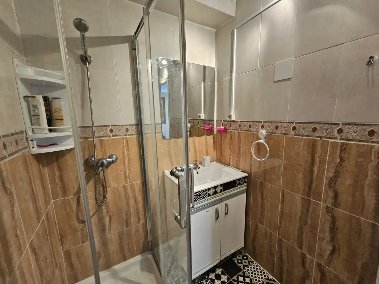 Bathroom of Flat for share in Torrent  with Air Conditioner, Furnished and Washing machine