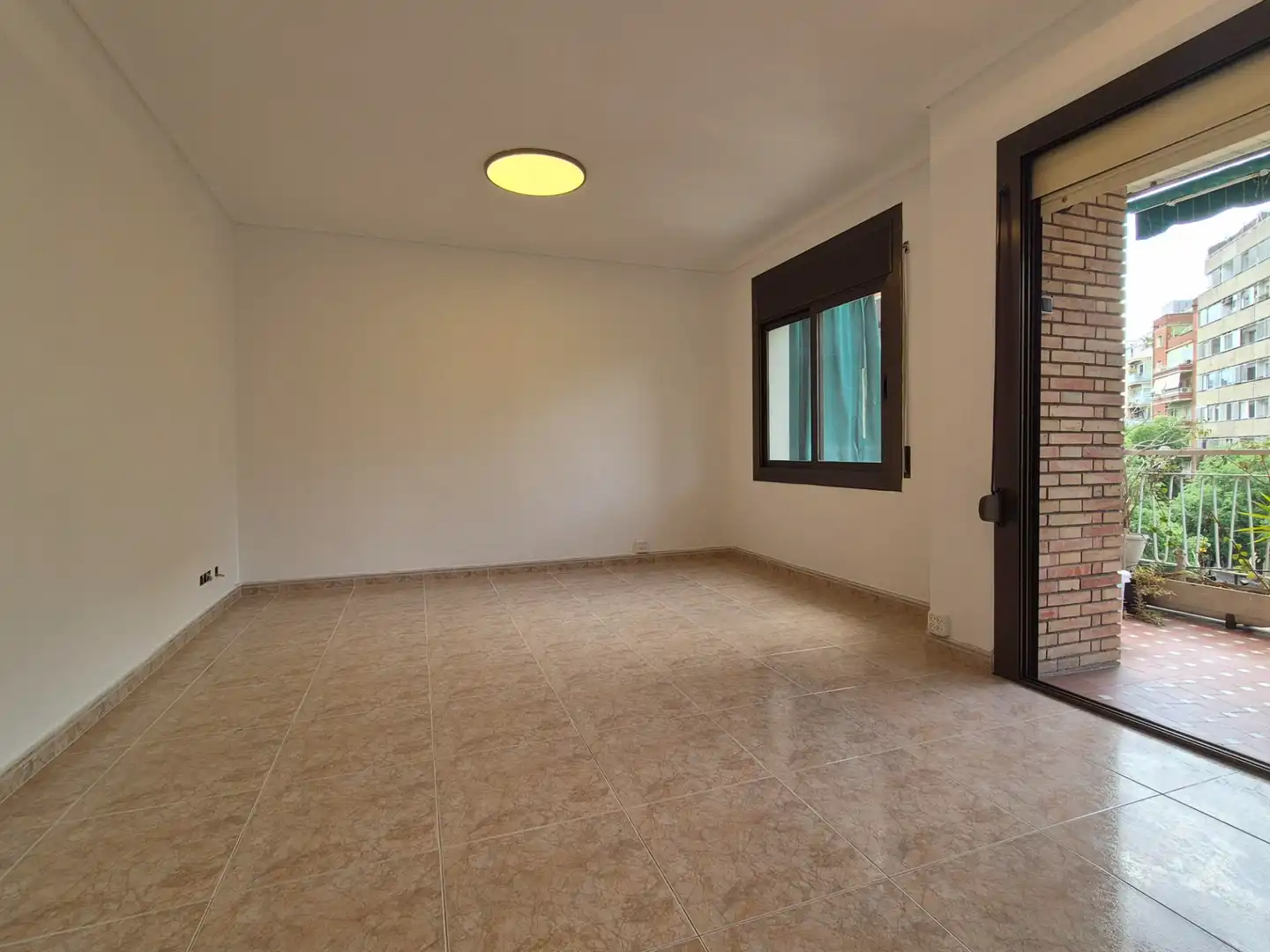 Sala de estar de Piso en venta en Barcelona con Calefacción, Horno y Balcón