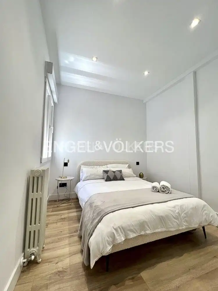 Schlafzimmer von Dachboden zur Miete in Madrid mit Klimaanlage, Heizung und Terrasse
