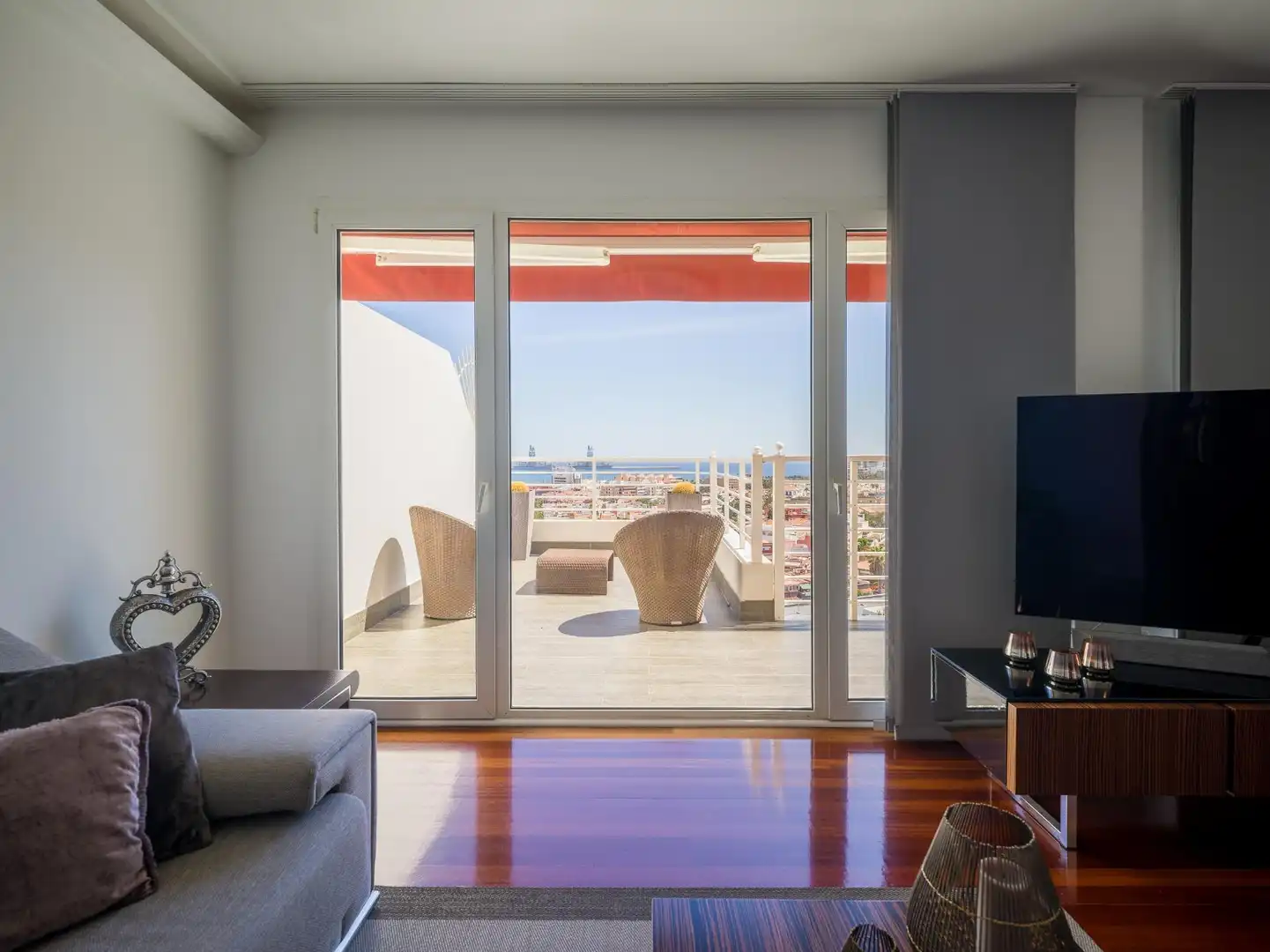 Sala d'estar de Casa adosada en venda en Las Palmas de Gran Canaria amb Jardí privat, Terrassa i Traster