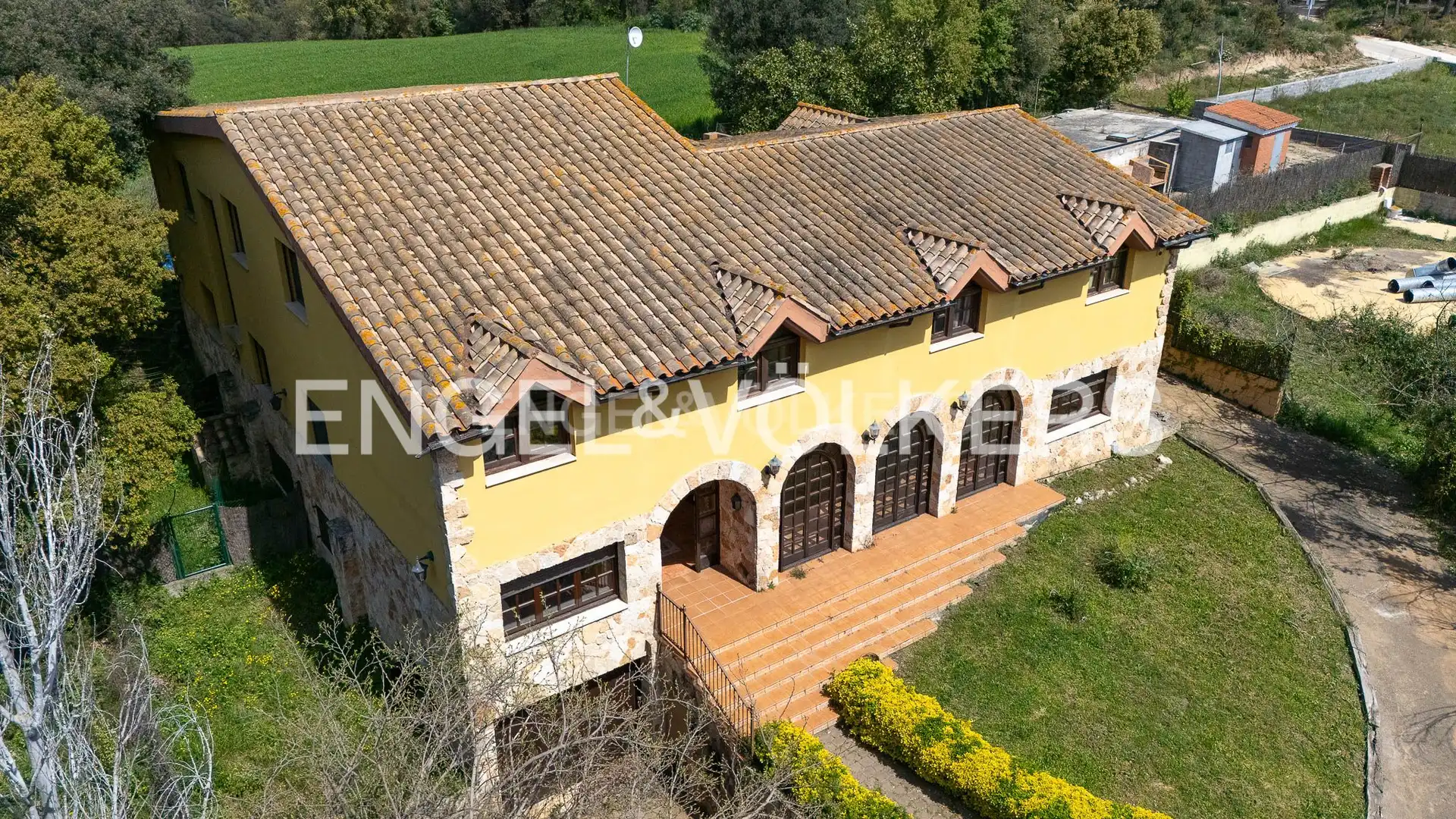 Vista exterior de Casa o chalet en venta en Montcada i Reixac con Calefacción, Jardín privado y Terraza