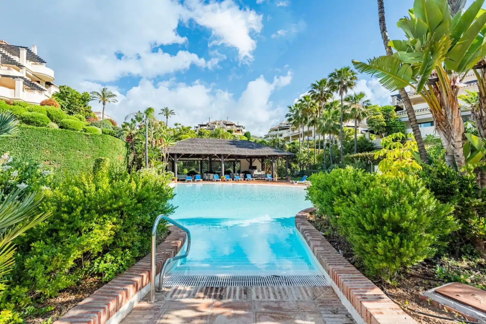 Swimming pool of Flat for sale in Benahavís  with Air Conditioner, Furnished and TV