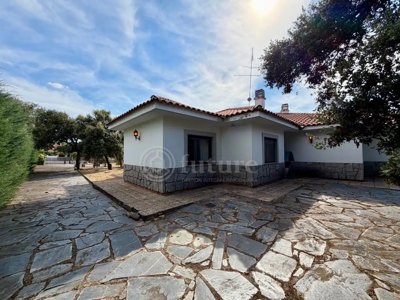 Vista exterior de Casa o xalet en venda en Galindo y Perahuy amb Calefacció, Jardí privat i Piscina