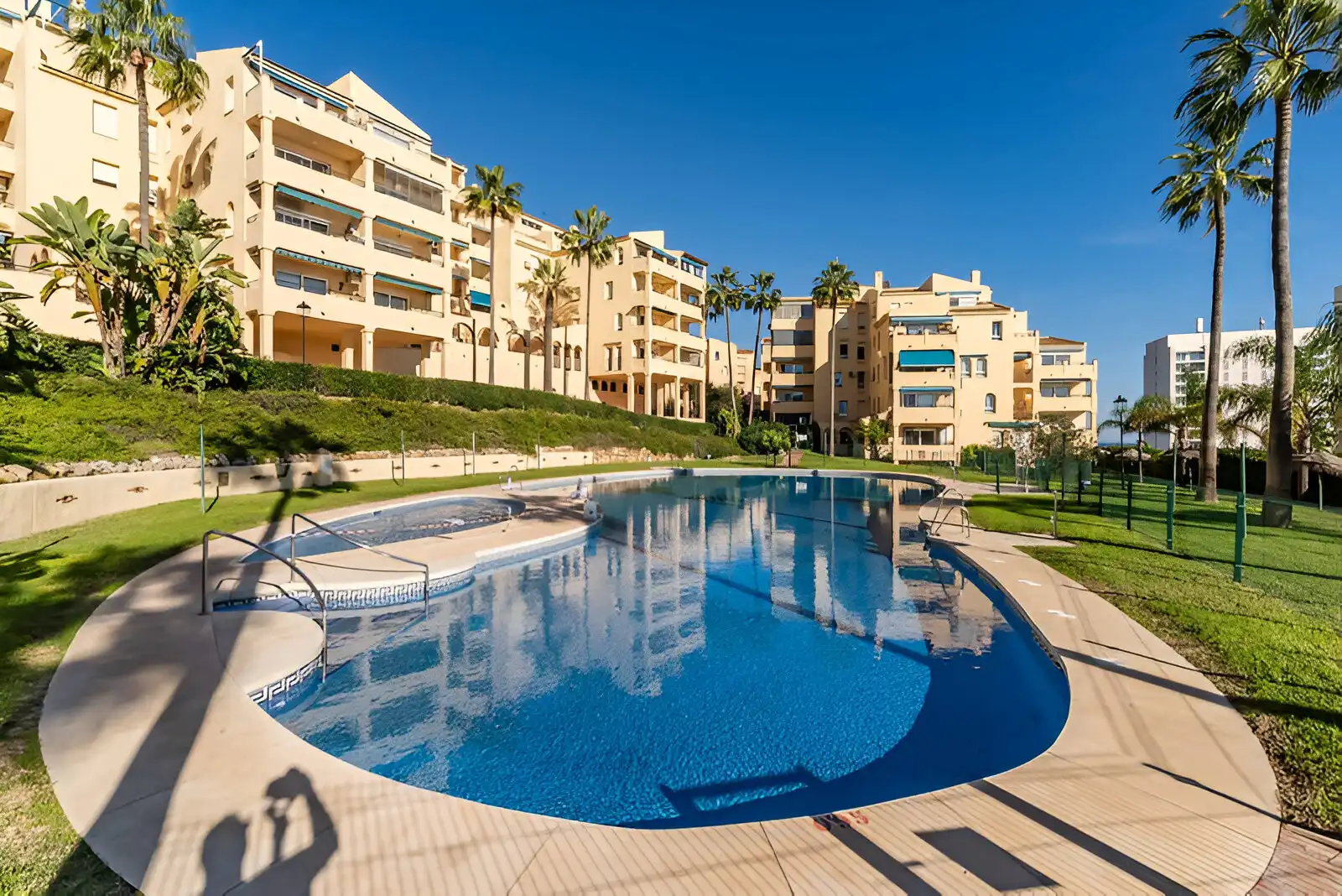 Vista exterior de Planta baja en venta en Benalmádena con Aire acondicionado, Terraza y Piscina