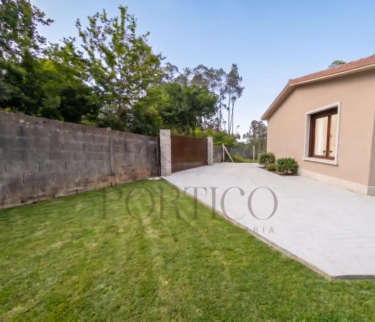 Vista exterior de Casa o xalet en venda en Tui amb Calefacció, Jardí privat i Traster
